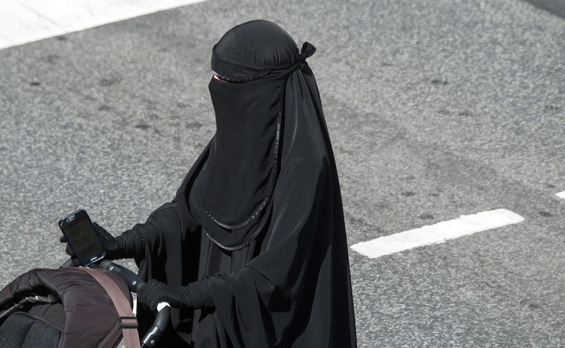 Кадыров пообещал убить любого, кто скажет его дочери снять хиджаб