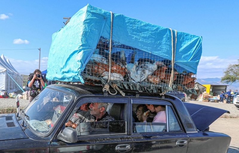 Как армяне покидают Карабах. Фоторепортаж