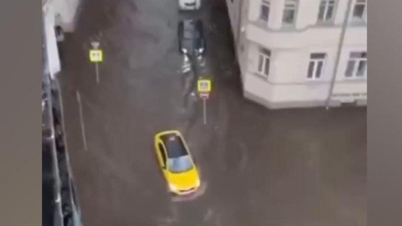 Как машины плыли на улицах Москвы после сильного ливня. Видео
