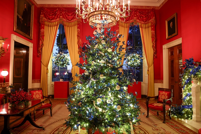 Как мировые лидеры украсили резиденции к Новому году. Фотогалерея