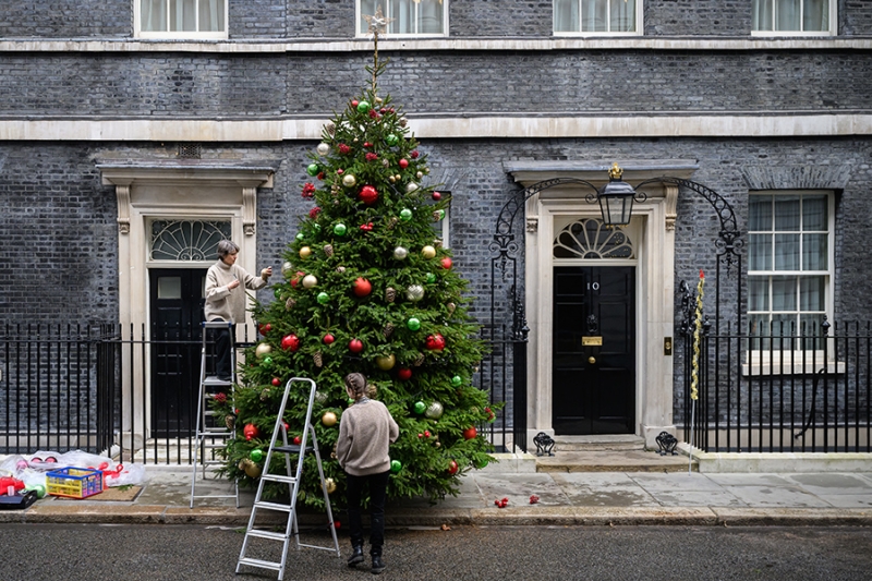 Как мировые лидеры украсили резиденции к Новому году. Фотогалерея