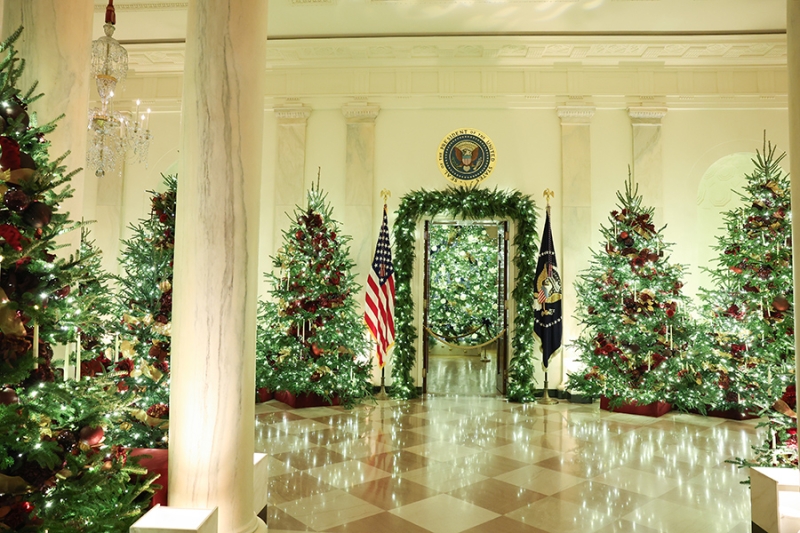 Как мировые лидеры украсили резиденции к Новому году. Фотогалерея