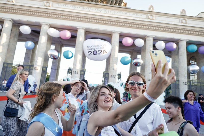 Как прошел московский выпускной в Парке Горького. Фоторепортаж