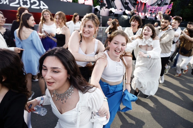 Как прошел московский выпускной в Парке Горького. Фоторепортаж