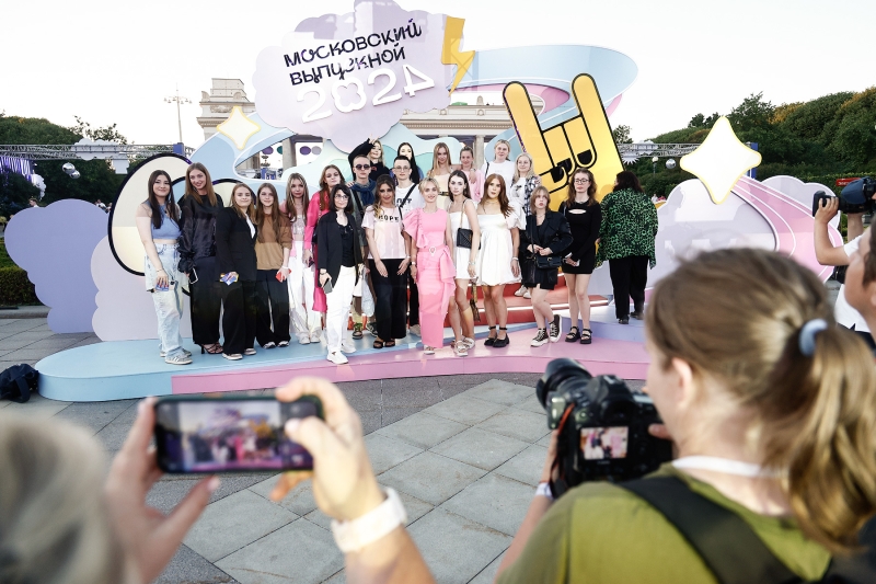 Как прошел московский выпускной в Парке Горького. Фоторепортаж