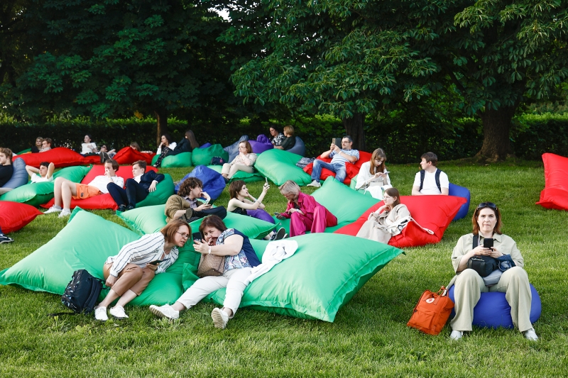 Как прошел московский выпускной в Парке Горького. Фоторепортаж
