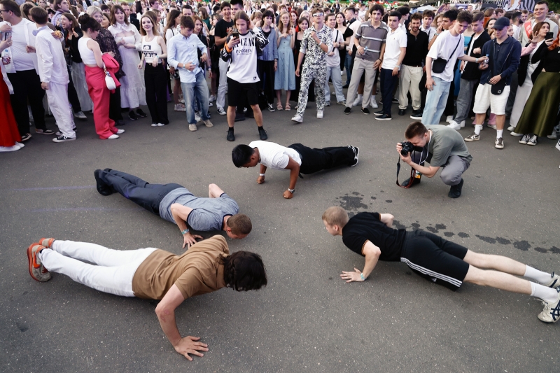 Как прошел московский выпускной в Парке Горького. Фоторепортаж