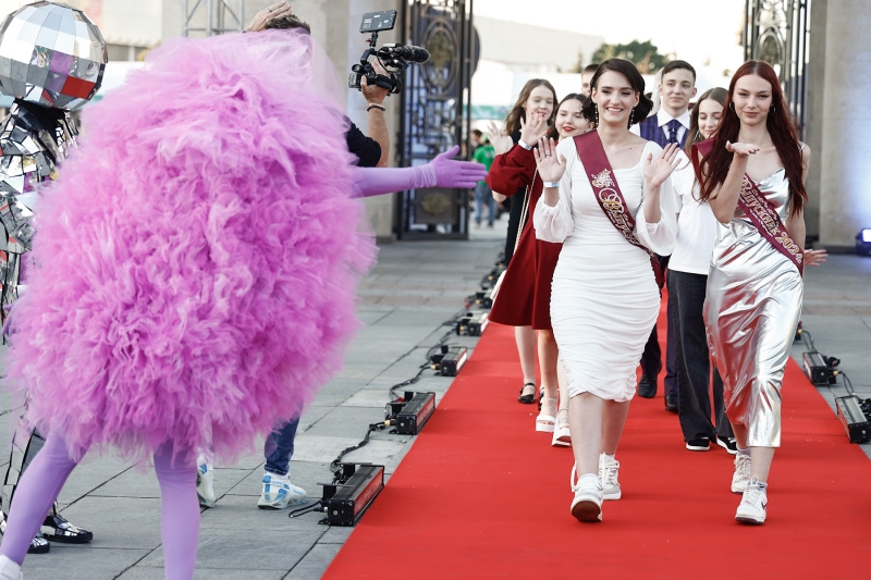 Как прошел московский выпускной в Парке Горького. Фоторепортаж