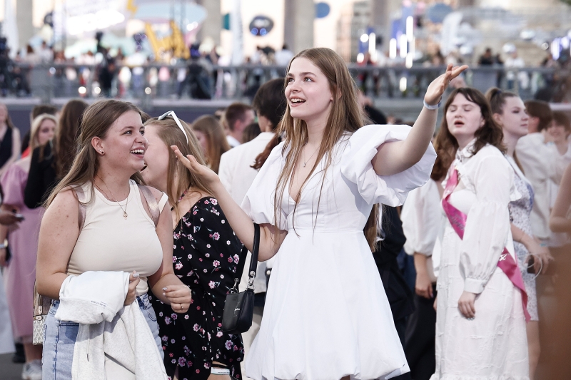 Как прошел московский выпускной в Парке Горького. Фоторепортаж
