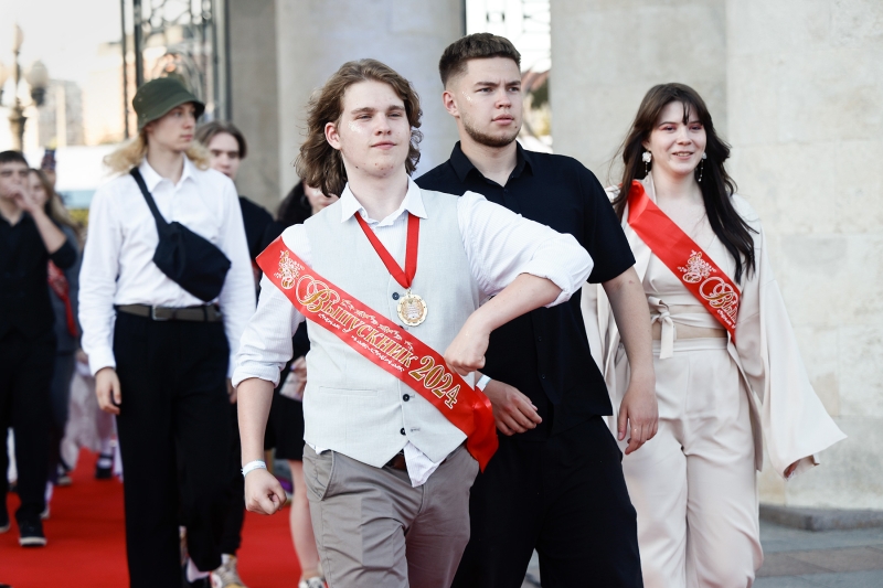 Как прошел московский выпускной в Парке Горького. Фоторепортаж