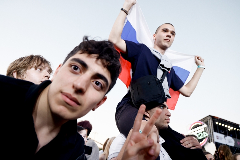 Как прошел московский выпускной в Парке Горького. Фоторепортаж