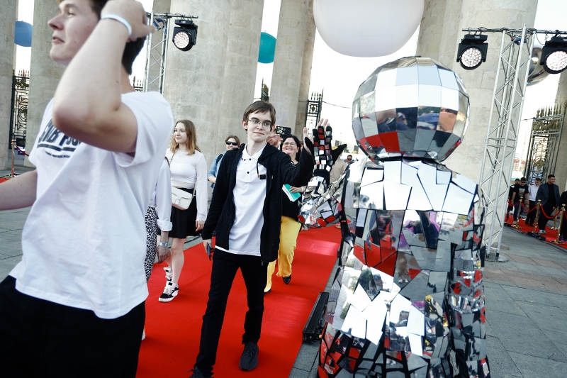 Как прошел московский выпускной в Парке Горького. Фоторепортаж