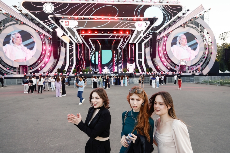 Как прошел московский выпускной в Парке Горького. Фоторепортаж