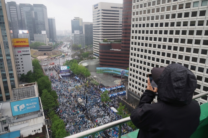 Как прошли первомайские протесты по всему миру. Фотогалерея