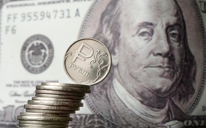 Как рубль закончил неделю после падения к доллару и евро. Инфографика