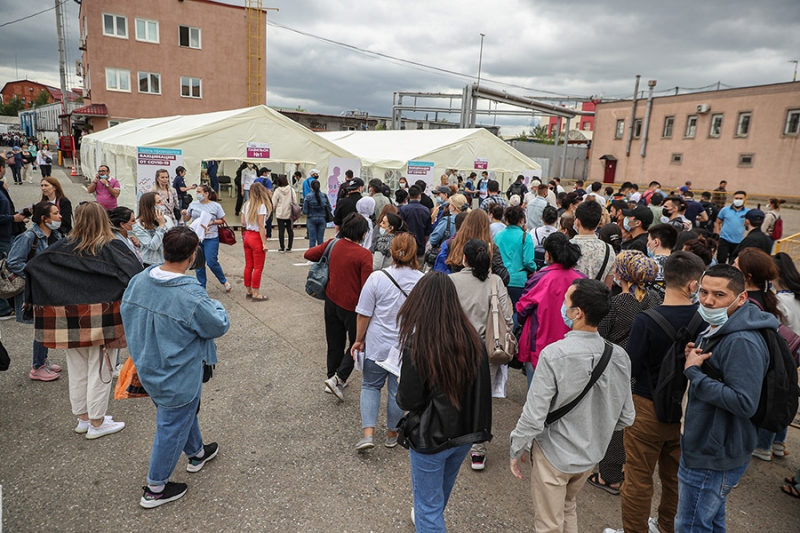 Как в Москве вакцинируют от COVID-19 трудовых мигрантов. Фоторепортаж