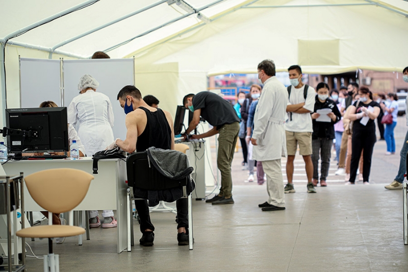 Как в Москве вакцинируют от COVID-19 трудовых мигрантов. Фоторепортаж