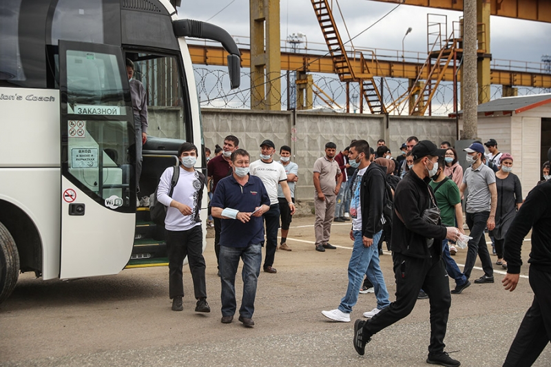 Как в Москве вакцинируют от COVID-19 трудовых мигрантов. Фоторепортаж