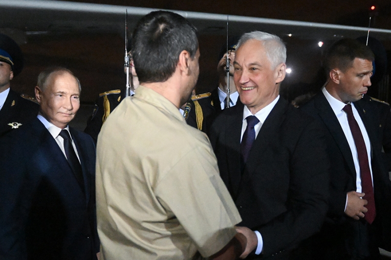 Как в России и США встречали участников массового обмена заключенными