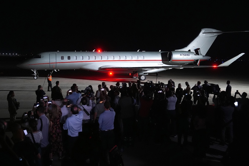 Как в России и США встречали участников массового обмена заключенными