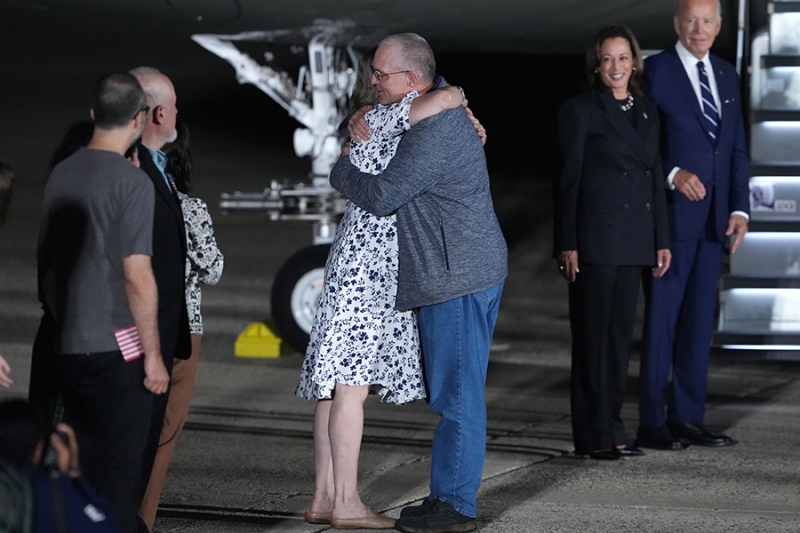 Как в России и США встречали участников массового обмена заключенными