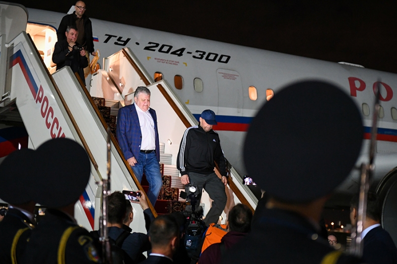 Как в России и США встречали участников массового обмена заключенными