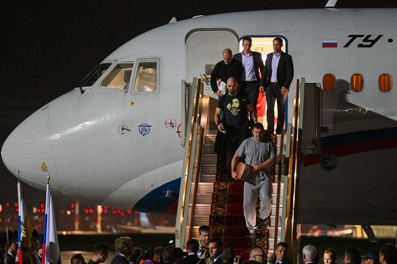 Как в России и США встречали участников массового обмена заключенными