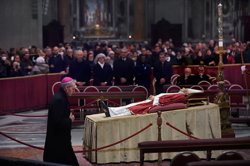 Как в Ватикане прощаются с Бенедиктом XVI. Фоторепортаж