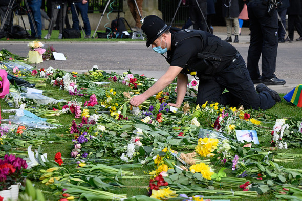Как Великобритания скорбит по принцу Филиппу. Фоторепортаж
