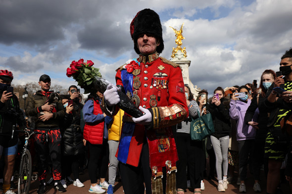 Как Великобритания скорбит по принцу Филиппу. Фоторепортаж