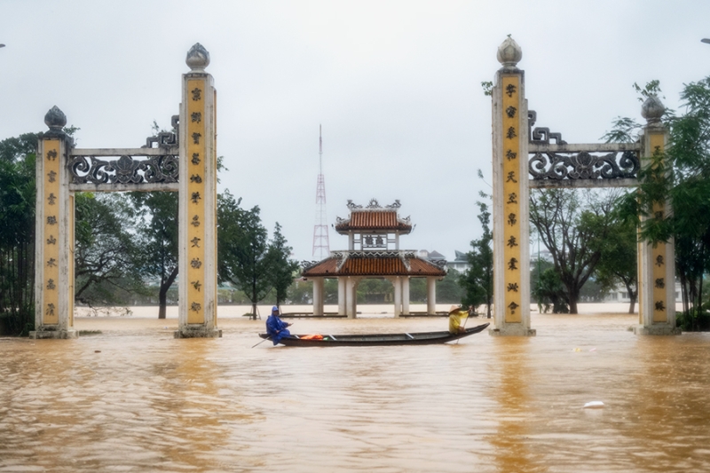 Как во Вьетнаме спасаются от масштабного наводнения. Фотогалерея