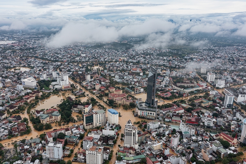 Как во Вьетнаме спасаются от масштабного наводнения. Фотогалерея