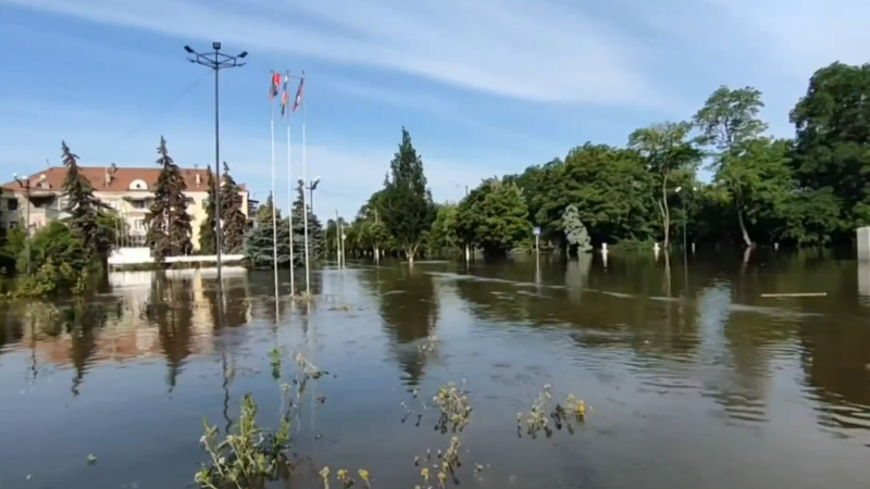 Как выглядит затопленная Новая Каховка спустя сутки. Видео