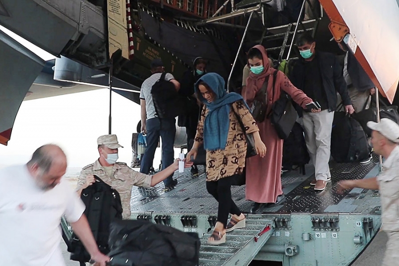 Какие страны эвакуируют людей из Афганистана. Фоторепортаж
