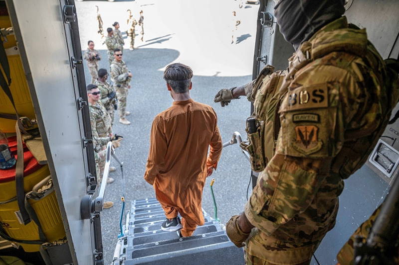 Какие страны эвакуируют людей из Афганистана. Фоторепортаж