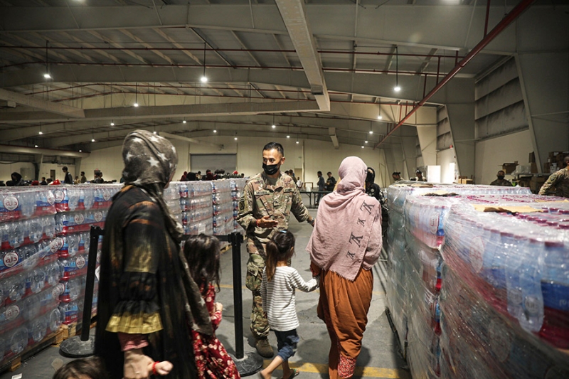 Какие страны эвакуируют людей из Афганистана. Фоторепортаж