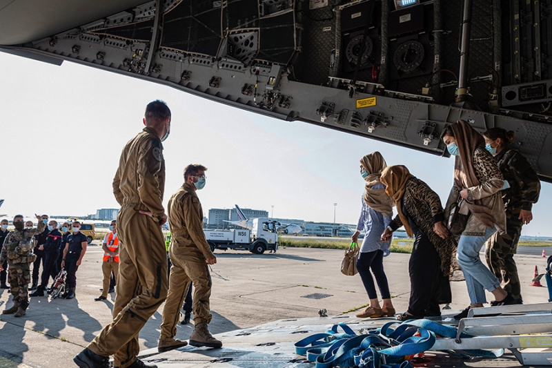 Какие страны эвакуируют людей из Афганистана. Фоторепортаж