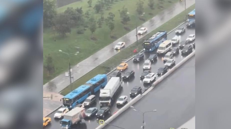 Какие затруднения с транспортом возникли в Москве во время ливня