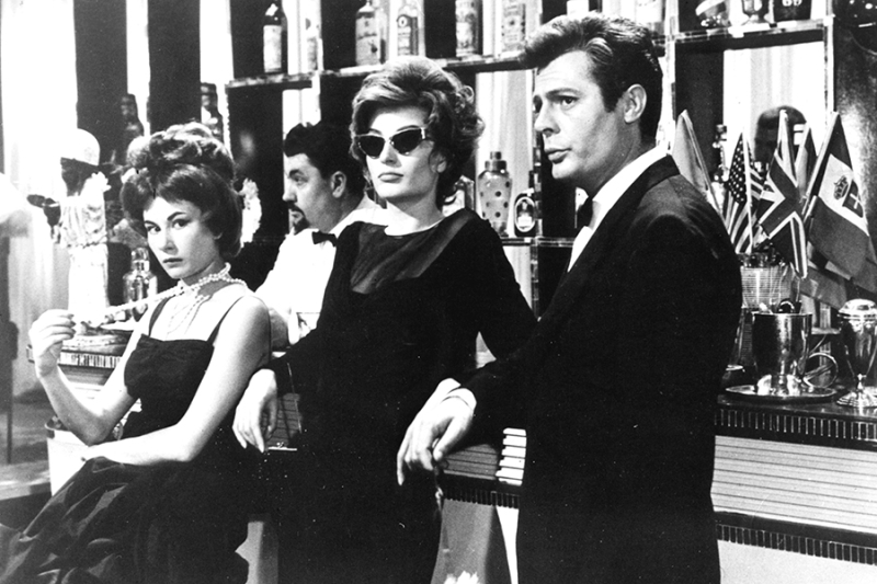 Какой была Анук Эме, сыгравшая легенду о женщине. Фотогалерея