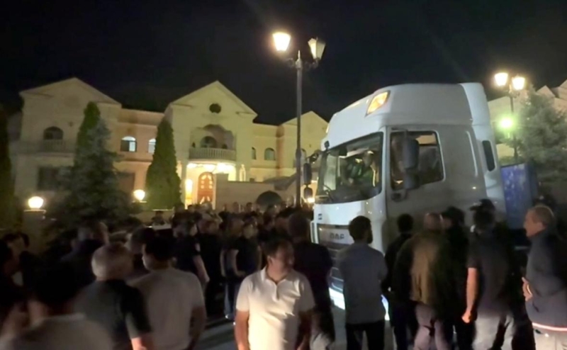 Карапетян уехал из дома в сопровождении силовиков