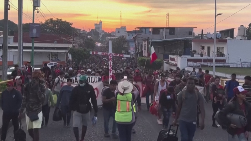 Караван мигрантов идет из Мексики в США. Видео