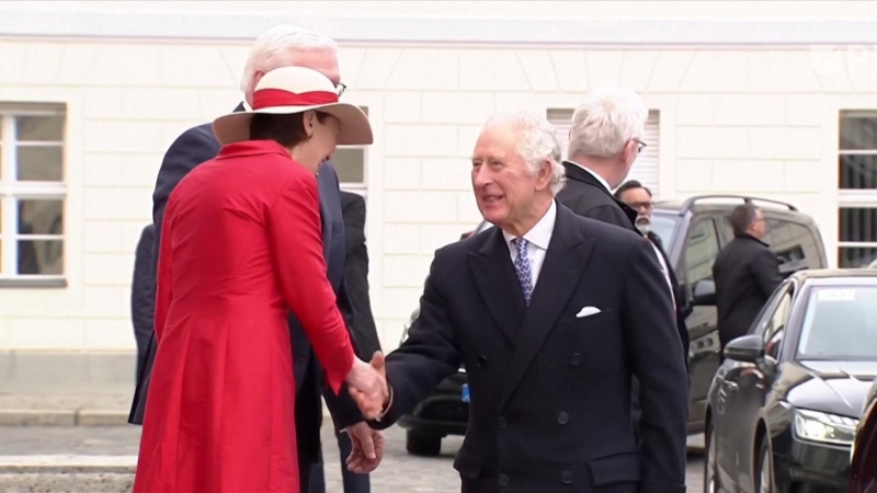 Карл III прибыл с первым визитом в Германию вместо Франции