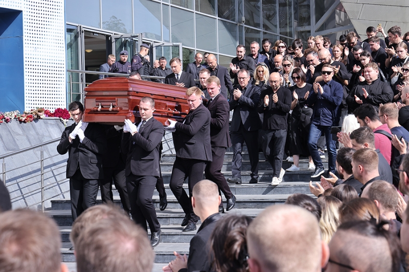 «Каждый считал КВН своим»: как прошла церемония прощания с Масляковым