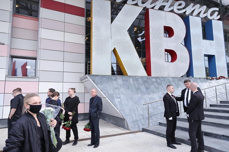 «Каждый считал КВН своим»: как прошла церемония прощания с Масляковым