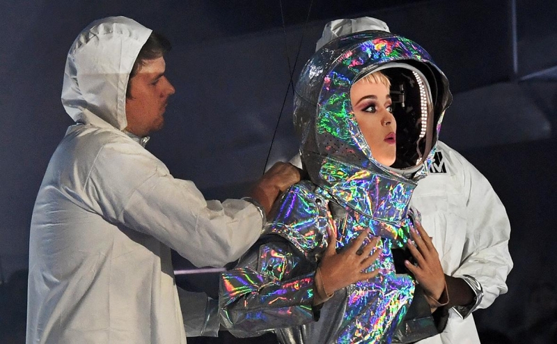 Кэти Перри и невеста Безоса в невесомости. Видео из космического