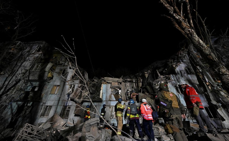 Киев сообщил о 11 погибших после падения ракеты C-300 на дом в