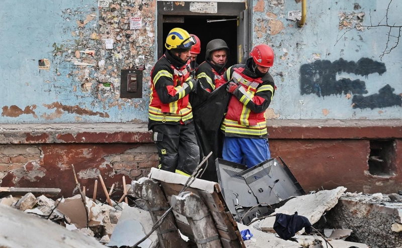 Киев сообщил о 11 погибших после падения ракеты C-300 на дом в