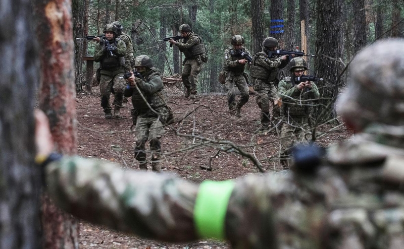 Киев связал контракты молодежи с ВСУ с верой в «мир — дружбу —