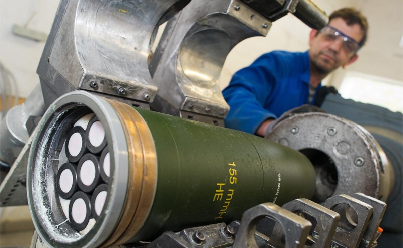 Китай сравнил передачу кассетных бомб Украине с подливанием масла в