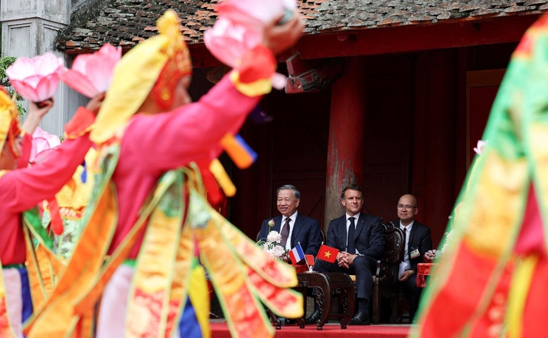 Китай возмутился из-за сравнения Макроном защиты Украины и Тайваня